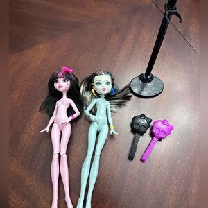 2 Monster High Dolls Frankie & Draculaura Stand and Brushes